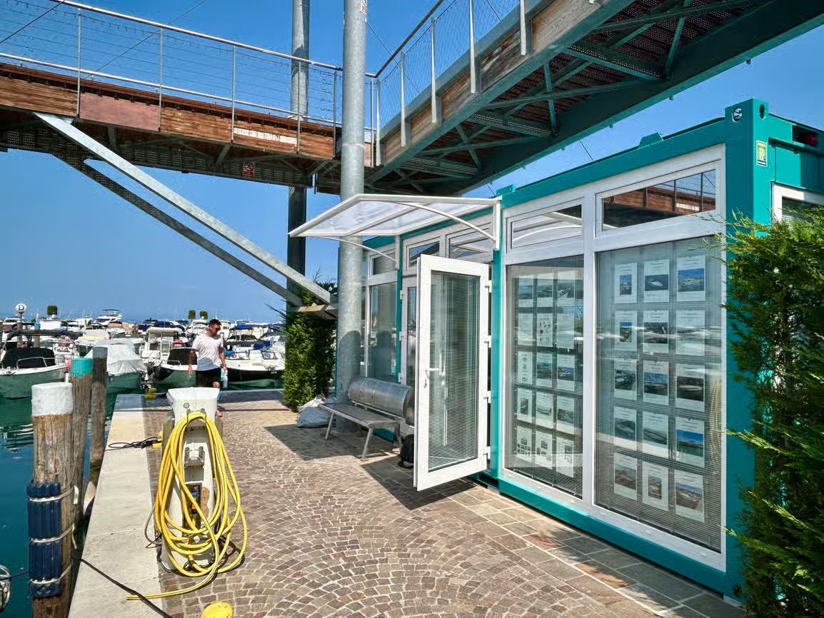 Tienda para turistas con modulo prefabricado