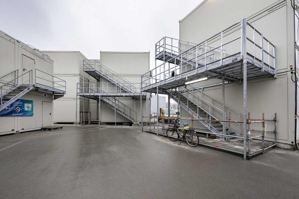 Obra con oficinas prefabricadas y espacios de descanso