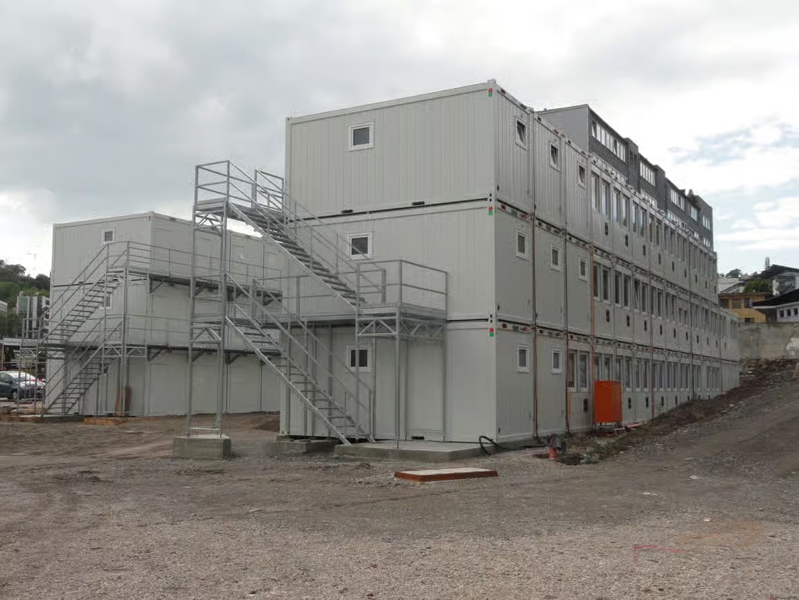 Obra con oficinas modulares