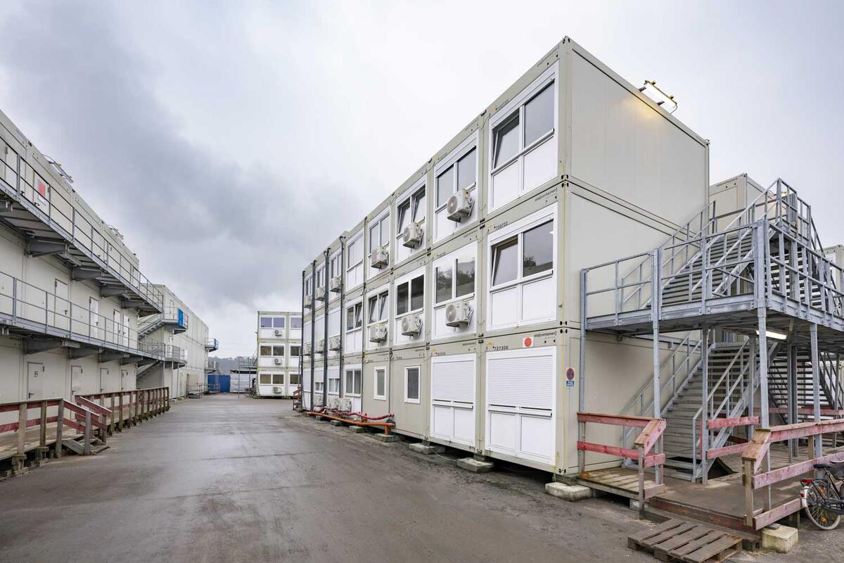 Obra con oficinas prefabricadas y espacios de descanso